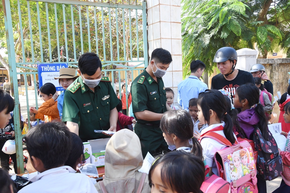 Đồn Biên phòng cửa khẩu Hoa Lư, BĐBP Bình Phước phát khẩu trang miễn phí cho học sinh Trường Tiểu học và Trung học cơ sở xã Lộc Hòa, huyện Lộc Ninh. Ảnh: Lâm Anh.
